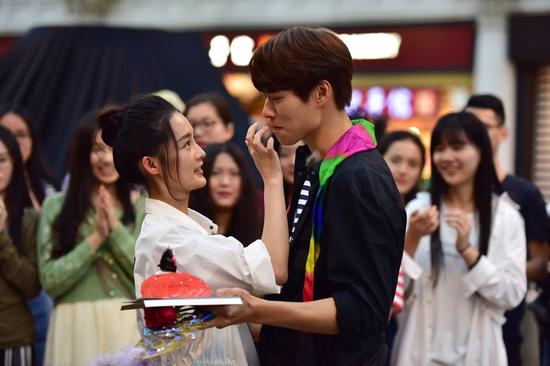 相爱2李沁为魏大勋庆生 一吻定情羡煞众人|李沁|魏大勋|我们相爱吧_新浪娱乐_新浪网