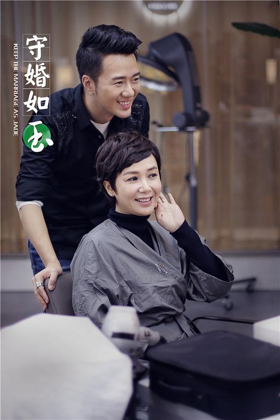 王浩钧帮蒋雯丽做头发