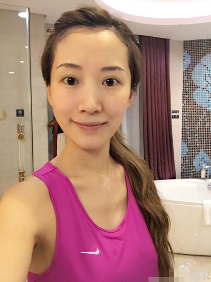 李念微博晒健身素颜照 大秀性感好身材
