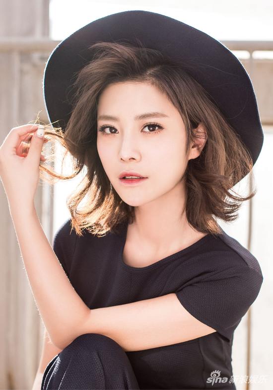 王艺凝热拍新剧 美式率性风范气场十足|王