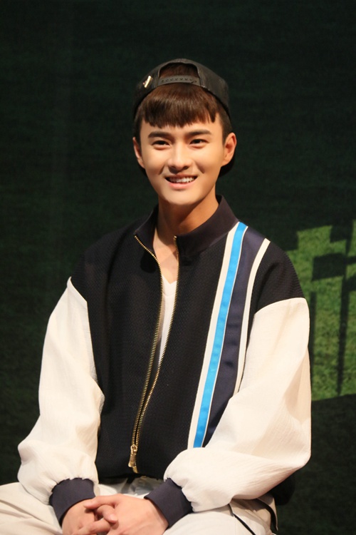 《旋风十一人》进校园 妹控王艺霖秀球技|潘斌