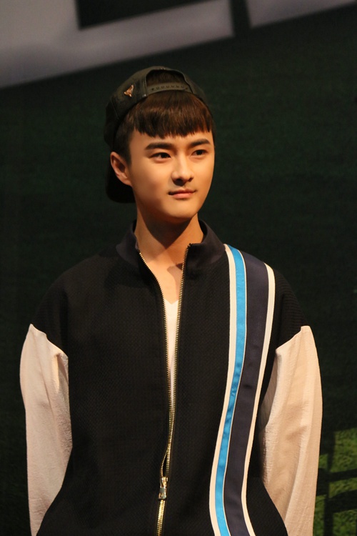 《旋风十一人》进校园 妹控王艺霖秀球技|潘斌