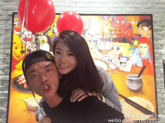 郑恺生日与女友秀恩爱 晒情侣袜虐单身狗|郑恺