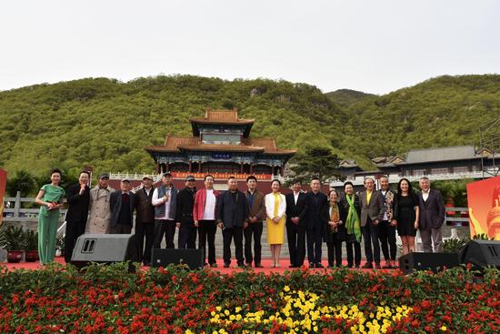 剧组主创人员合影