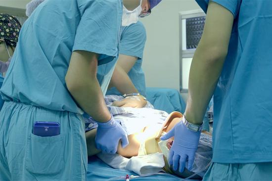 《急诊室》少年打球时被推 撞成高位瘫痪