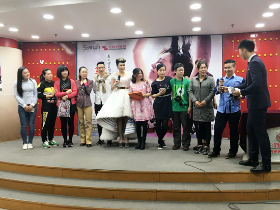 乌兰托娅与粉丝合影