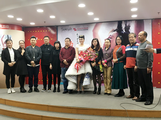 乌兰托娅与嘉宾合影