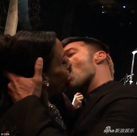 安娜-宝拉-迪尼兹(Ana Paola Diniz)热吻偶像