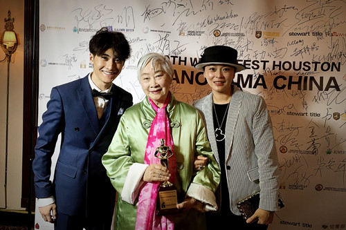 左一萧浩冉 左二卢燕