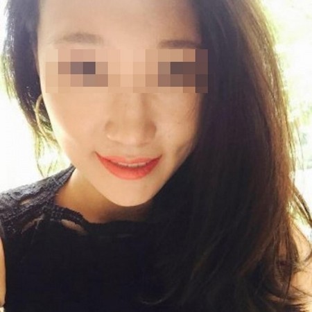 26岁新加坡女导播在喝醉后脱掉比基尼上衣大闹泳池