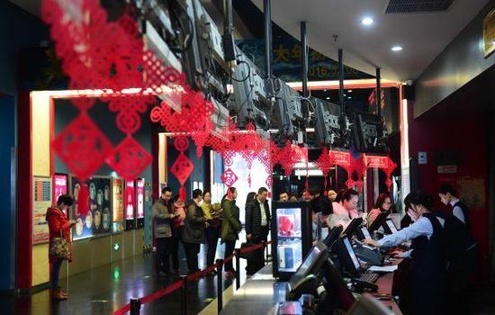 观众在北京一家电影院排队购票。新华社记者 杨青摄