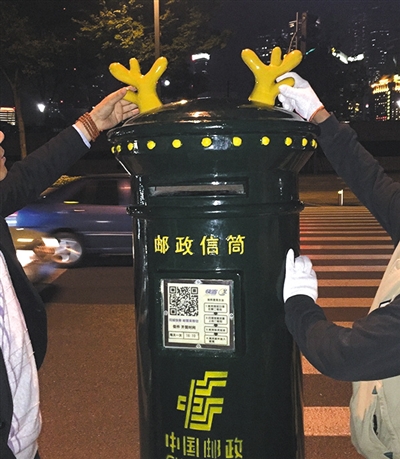 19日,邮筒被装上了一对鹿角。