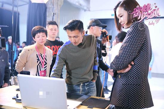 《蜜蜂》拍大片谢霆锋抓狂 吴奇隆频害羞