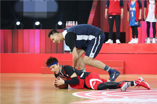 贾乃亮被易建联推倒“地咚”