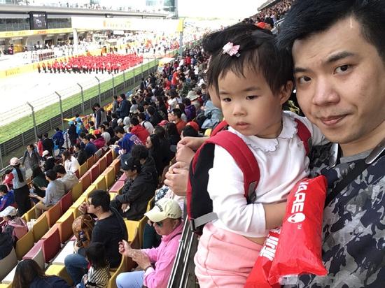 黄毅清带女儿看赛车 紧抱狂亲不撒手(图)|黄奕