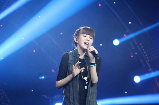 贝贝央视首唱新歌《young rock star》