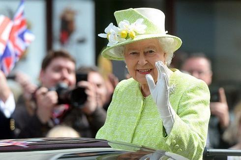 90岁女王hold住嫩绿装