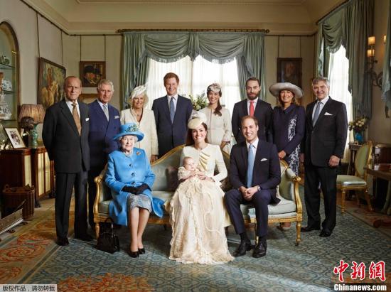 英国王室成员与凯特王妃一家人的官方合照，凯特王妃怀抱乔治王子，坐在正中间