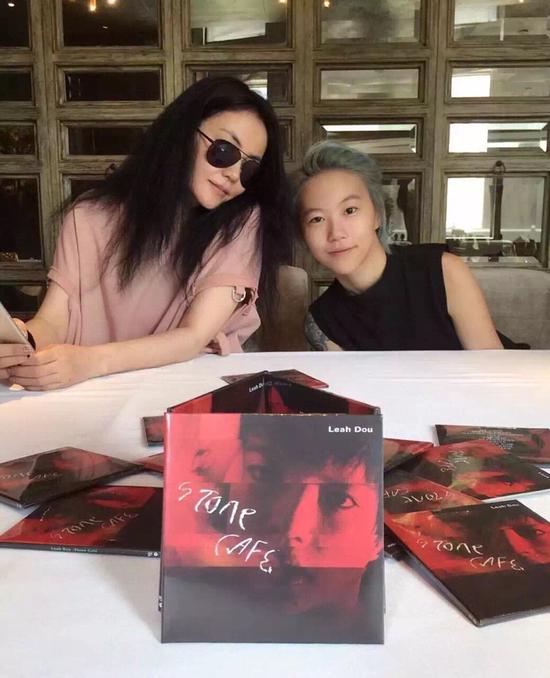 王菲支持女儿窦靖童的新专辑