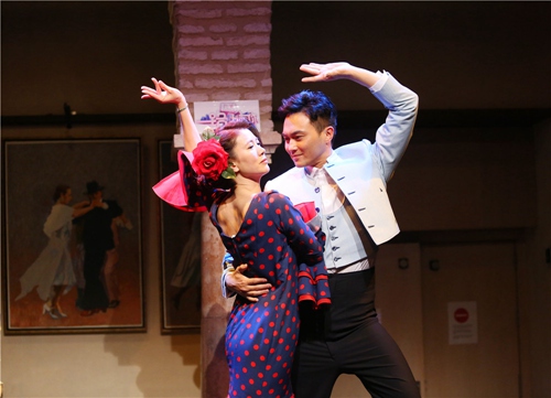 张智霖夫妇演绎爱之舞 靓靓少女心爆棚|张智霖