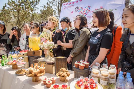 马丽与粉丝合影