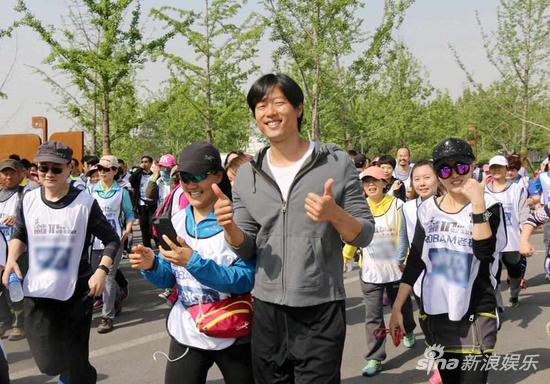 凌潇肃公益活动笑容满面