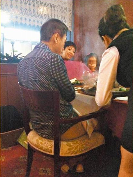 罗大佑(左起)跟老婆Elaine带着女儿聚餐