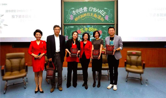 董文洁等校友接受校方纪念礼物