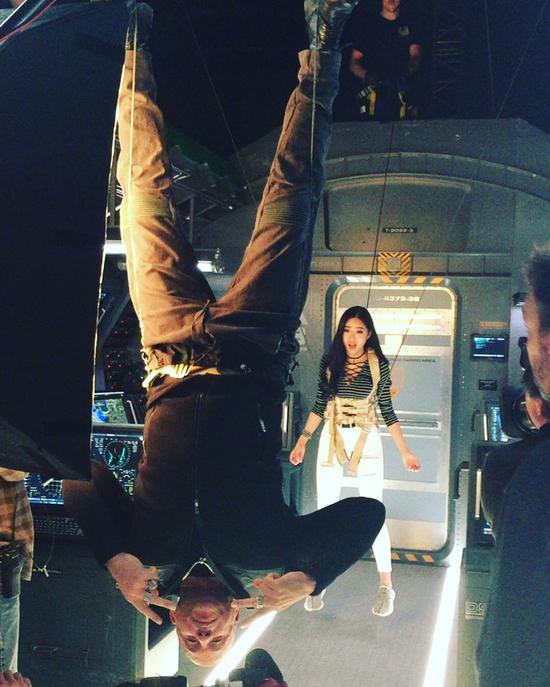 周玲安与范迪塞尔体验零重力