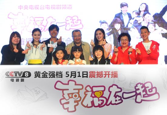 秋瓷炫凌潇肃等主创上台合影