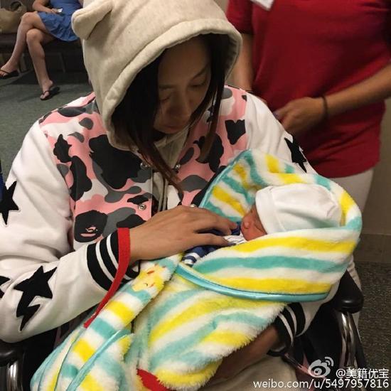 朱芳雨现在的妻子抱着孩子