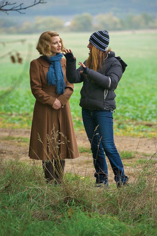  劳模姐与导演Niki Caro在《动物园长夫人》片场，影片目前传闻今年12月上映。