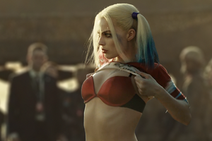 性感严肃兼并 “小丑女”穿超短裤为好玩