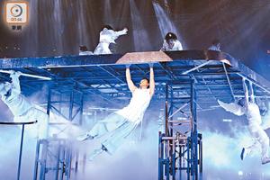 林峰演唱会大玩凌空漫步 吊高变人肉秋千