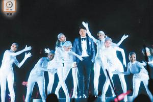 金句王黎明冒雨开演唱会 愿观众别离去