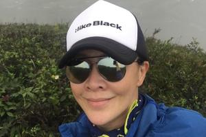 刘嘉玲晒五一踏青美照 逆天大长腿抢镜