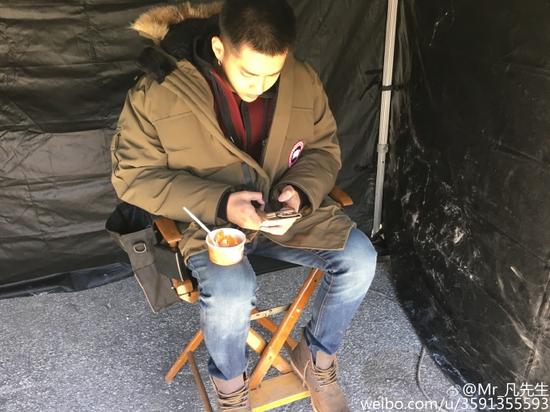 吴亦凡穿羽绒服工作