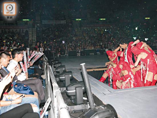 吴千语坐头排支持男友，看着林峰被其女伴舞包围但不见尴尬