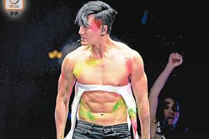 林峰玩命血染红馆 裸上身露点秀六块腹肌