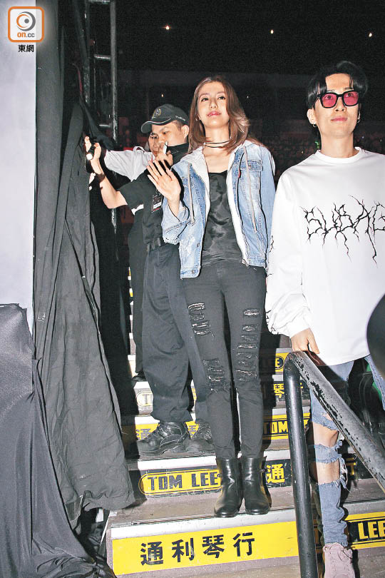 吴千语挥手就像女主人一样登场，引来全场起哄