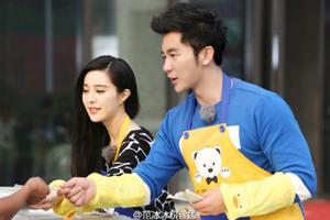 五一劳模:姚晨怀孕仍工作 黄晓明忙宣传