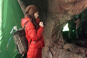 陈乔恩无惧32度高温 穿羽绒服雪地靴拍戏