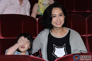 不高兴遮脸啦！朱茵带女儿现身老公演唱会