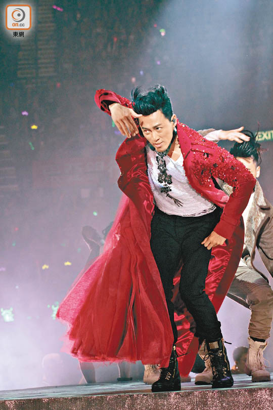 林峰戴着红色隐形眼镜扮殭尸