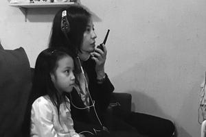 赵薇晒与女儿合照：感受到小四月的温暖