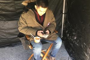 太敬业！劳动节吴亦凡穿羽绒服开工(图)