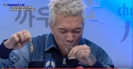 Kevin Boy喝下老鼠酒，还吞下酒中的老鼠
