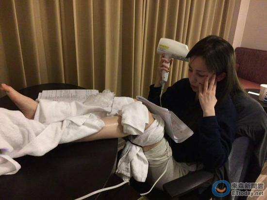 张艾亚近日出席活动不慎摔伤，只能躲在饭店冰敷，让网友十分心疼。