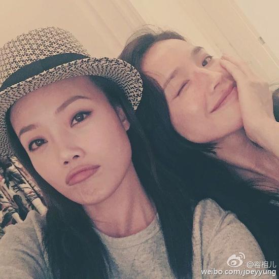 "照片中,两人一个卖萌噘嘴,一个抿嘴微笑,但无论怎样,舒淇和容祖儿的