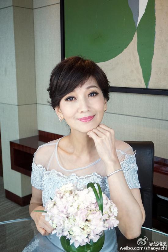 赵雅芝妆容精致 薄纱透视装知性优雅(图)